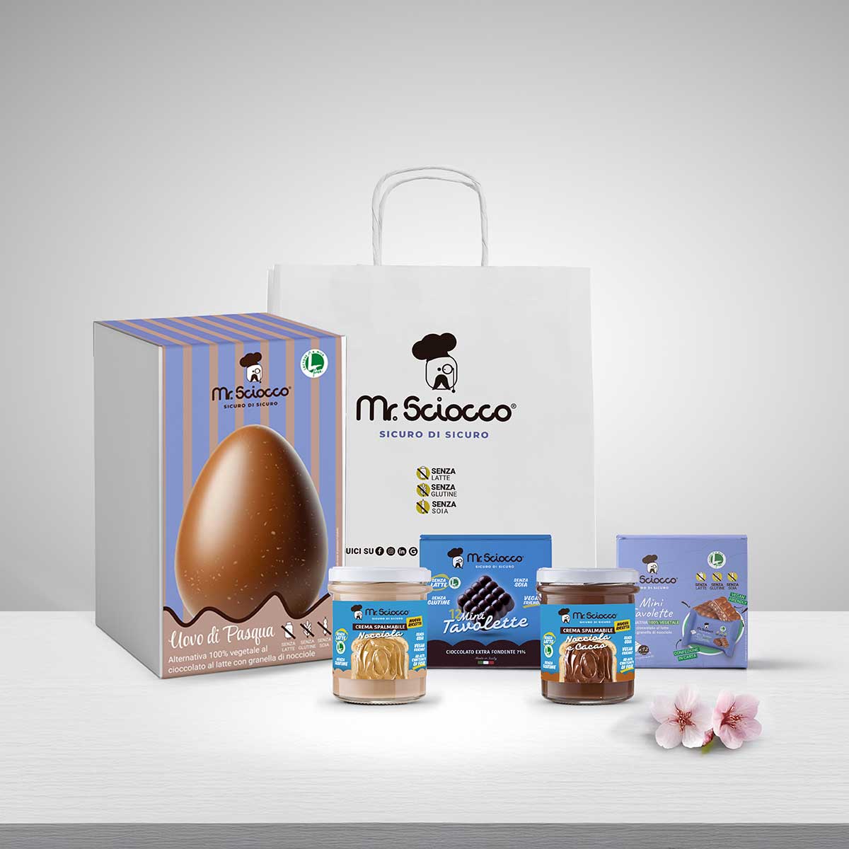 Uovo di Pasqua cioccolato al latte con granella di nocciole vegano