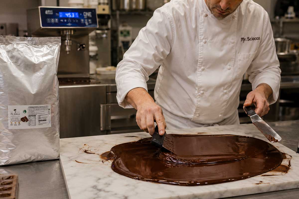 Curva di temperaggio del cioccolato senza latte e latticini in pasticceria e laboratorio